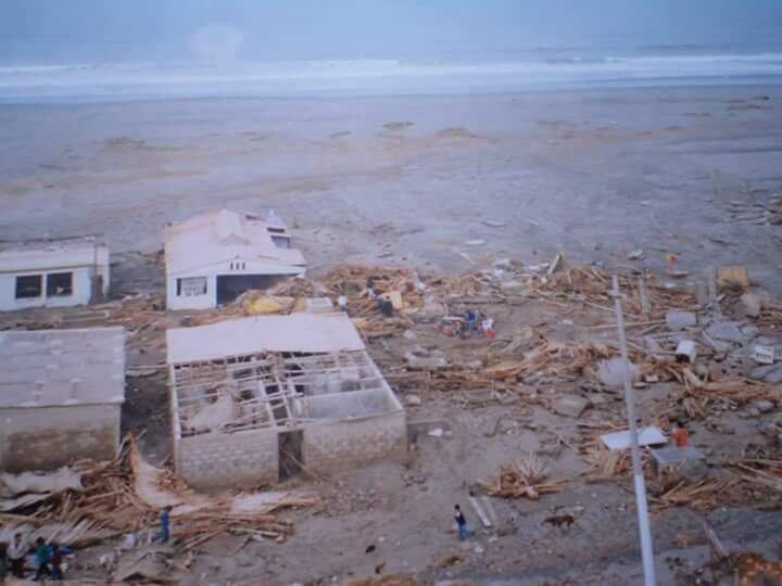 Las olas de mar sorprendieron a los pobladores de La Punta. (FOTO: Difusión)