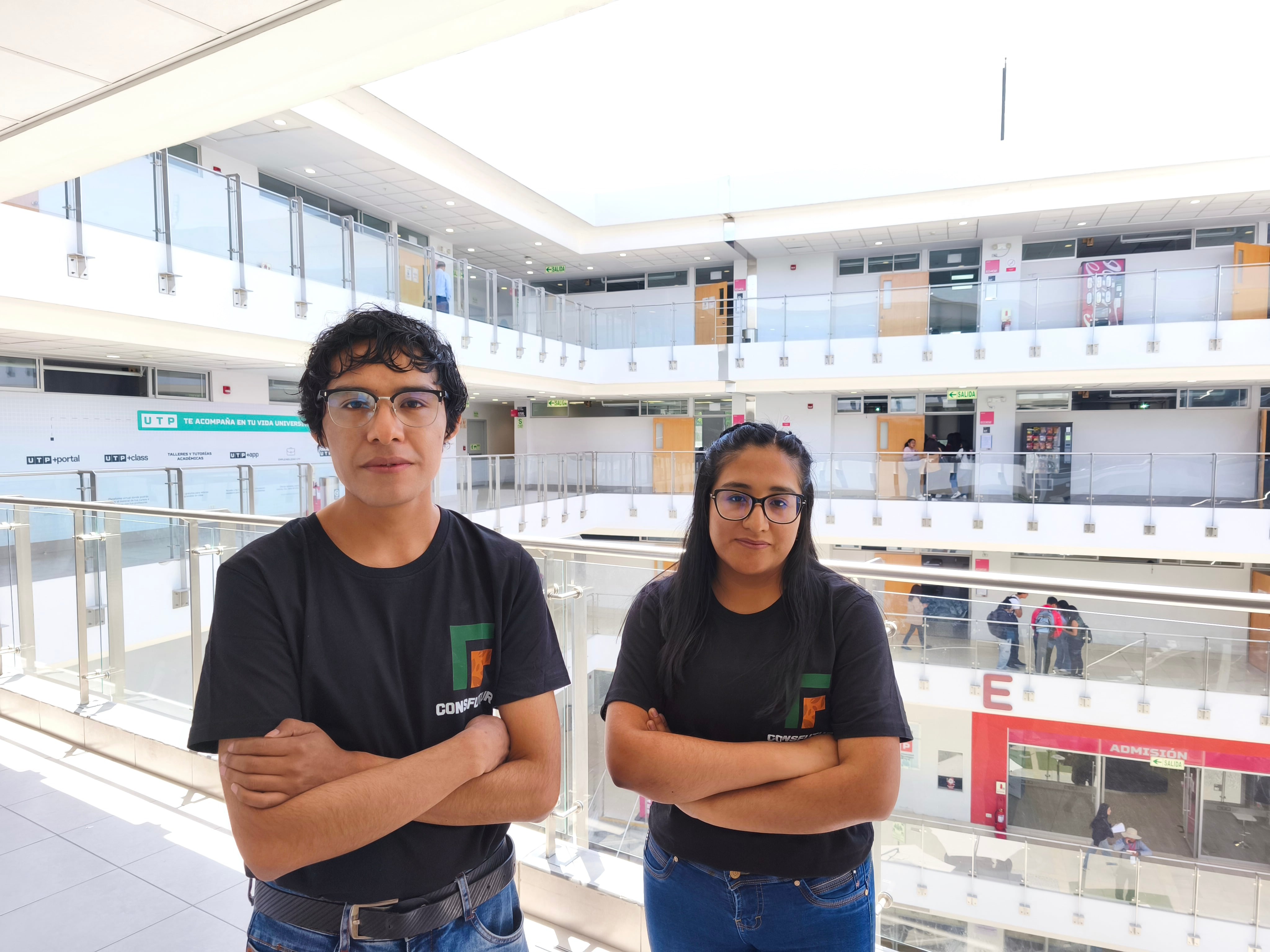 Primer puesto de Startup UTP 2025 lo obtuvo el grupo CONSFUTUR, conformado por los estudiantes José Arango y Flor Cáceres. Foto: Difusión.