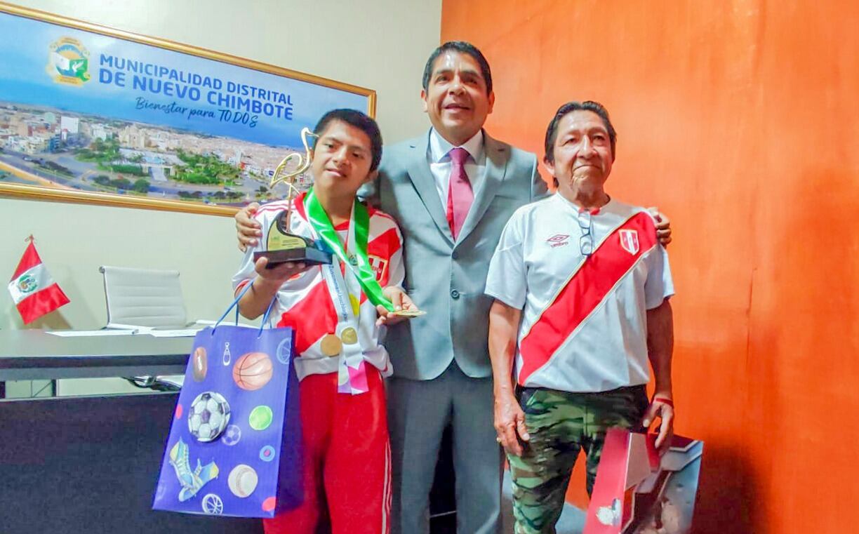 El alcalde de Nuevo Chimbote, Walter Soto, reconoció públicamente al atleta neochimbotano.