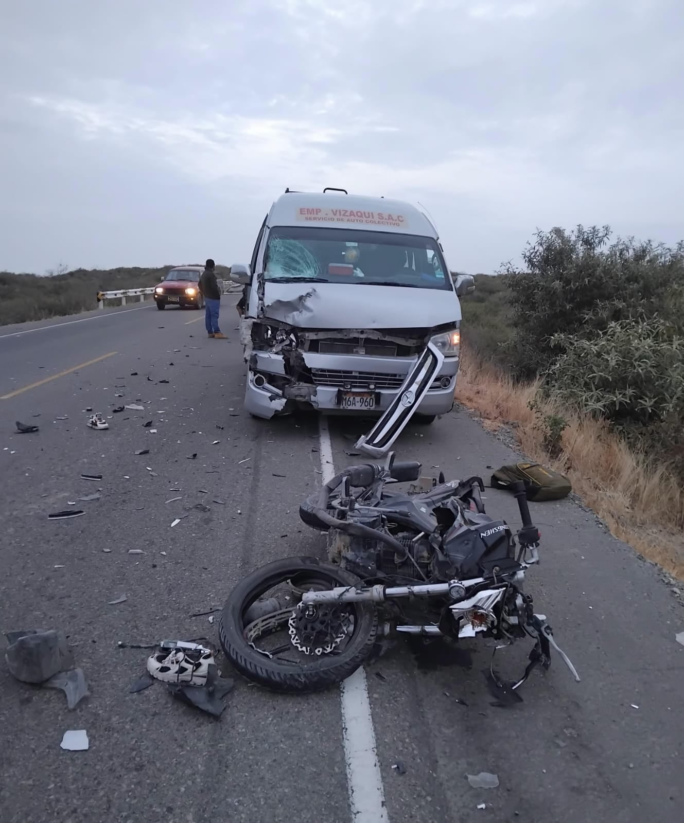 El motociclista impactó violentamente contra el vehículo y murió en el acto al caer a la vía. La víctima era padre de una niña que se queda en la orfandad