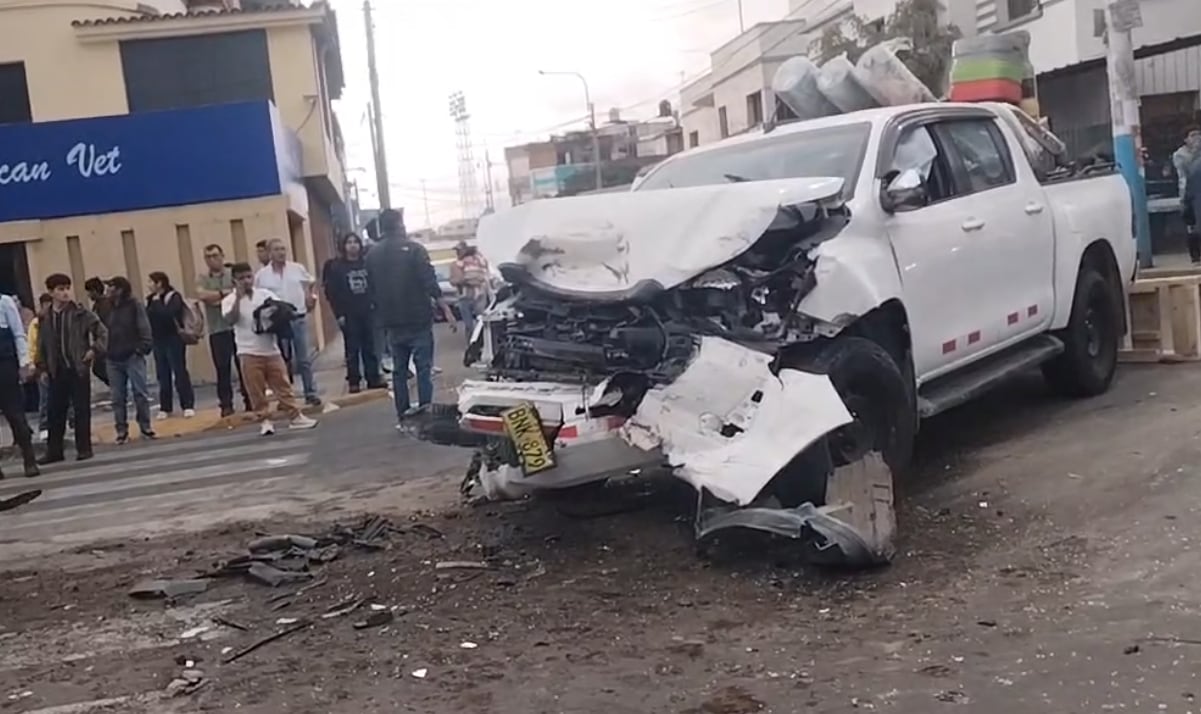 La parte delantera de la camioneta quedó destrozada, tras el choque en la Av. Independencia con calle Trabada
