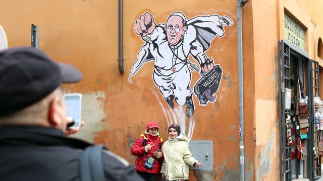 Conoce al artista que dibujó al Papa como superhéroe (FOTOS)