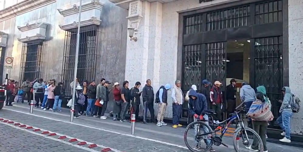 Forman cola en el Reniec de Arequipa para recoger el DNI y votar