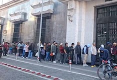 Forman cola en el Reniec de Arequipa para recoger el DNI y votar