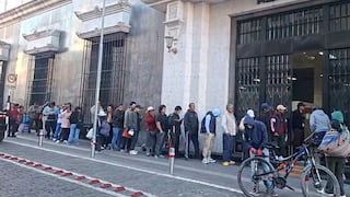 Forman cola en el Reniec de Arequipa para recoger el DNI y votar
