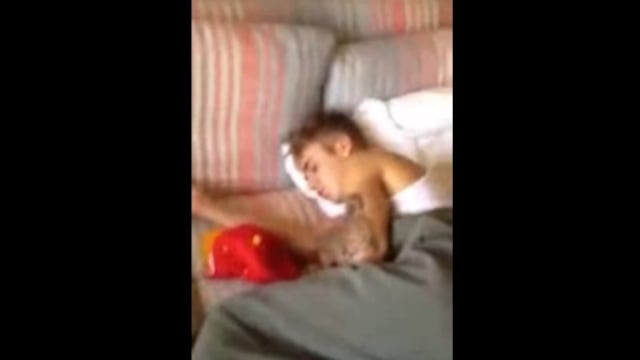 ¿Justin Bieber fue filmado por prostituta mientras dormía en Brasil?