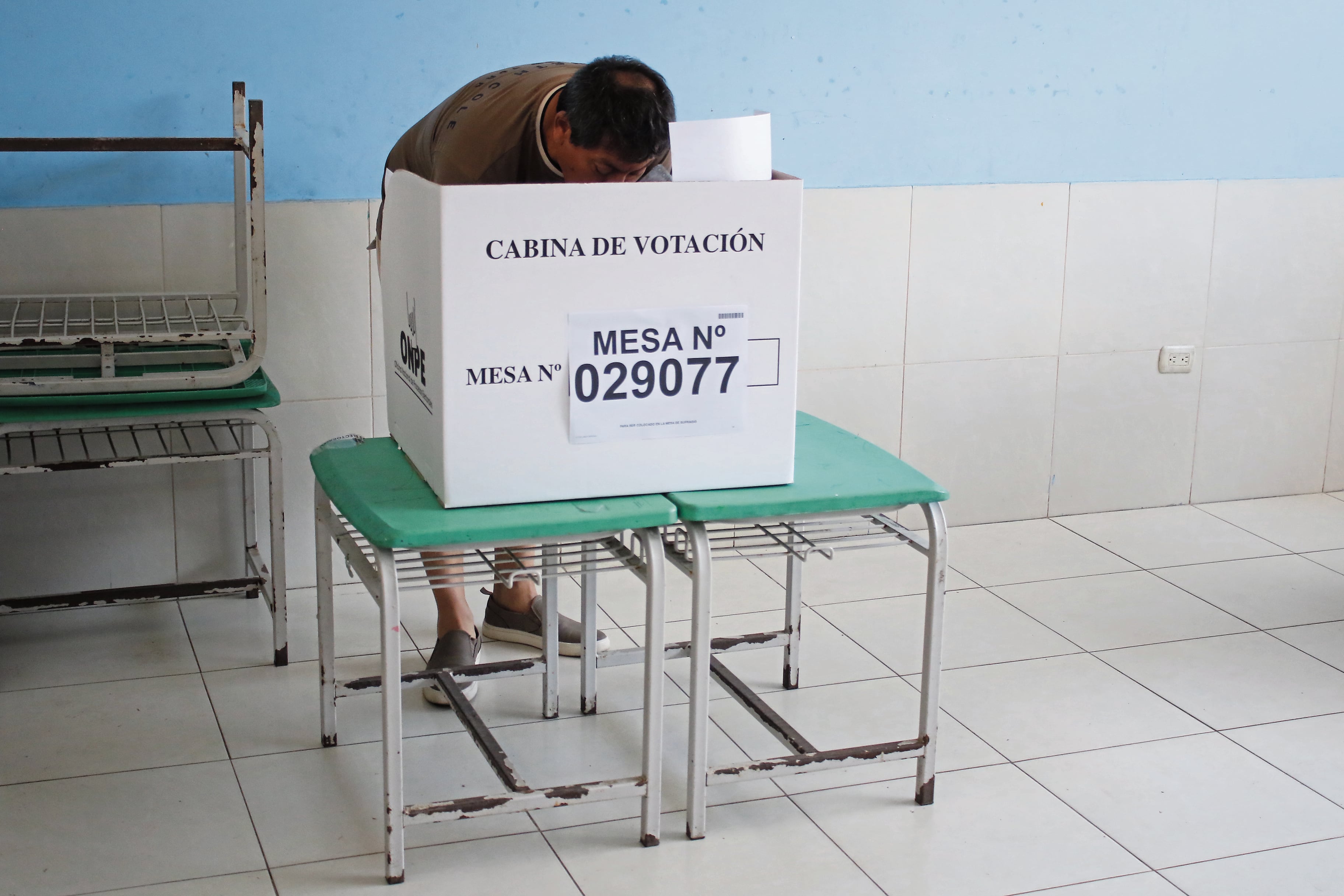 Agrupaciones políticas tendrán tres modalidades para elegir a sus representantes en la jornada electoral que se desarrollará el 4 de octubre. ONPE inició impresión de cédulas de sufragio.