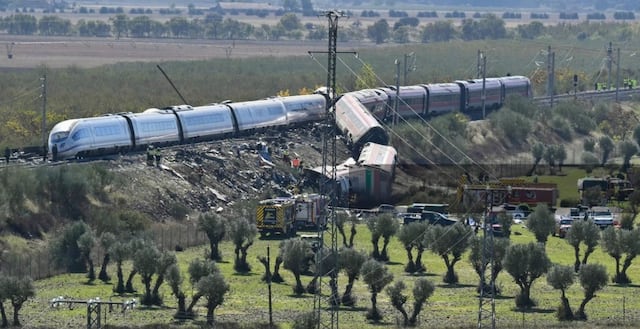 Servicios de emergencia en el lugar de una colisión entre un tren AVE de alta velocidad de Renfe y un tren de Iryo, a unos 150 km al sur de Madrid, entre Urda y Los Yébenes, en la provincia de Toledo, el 28 de octubre de 2026. (Foto de JAVIER SORIANO / AFP)