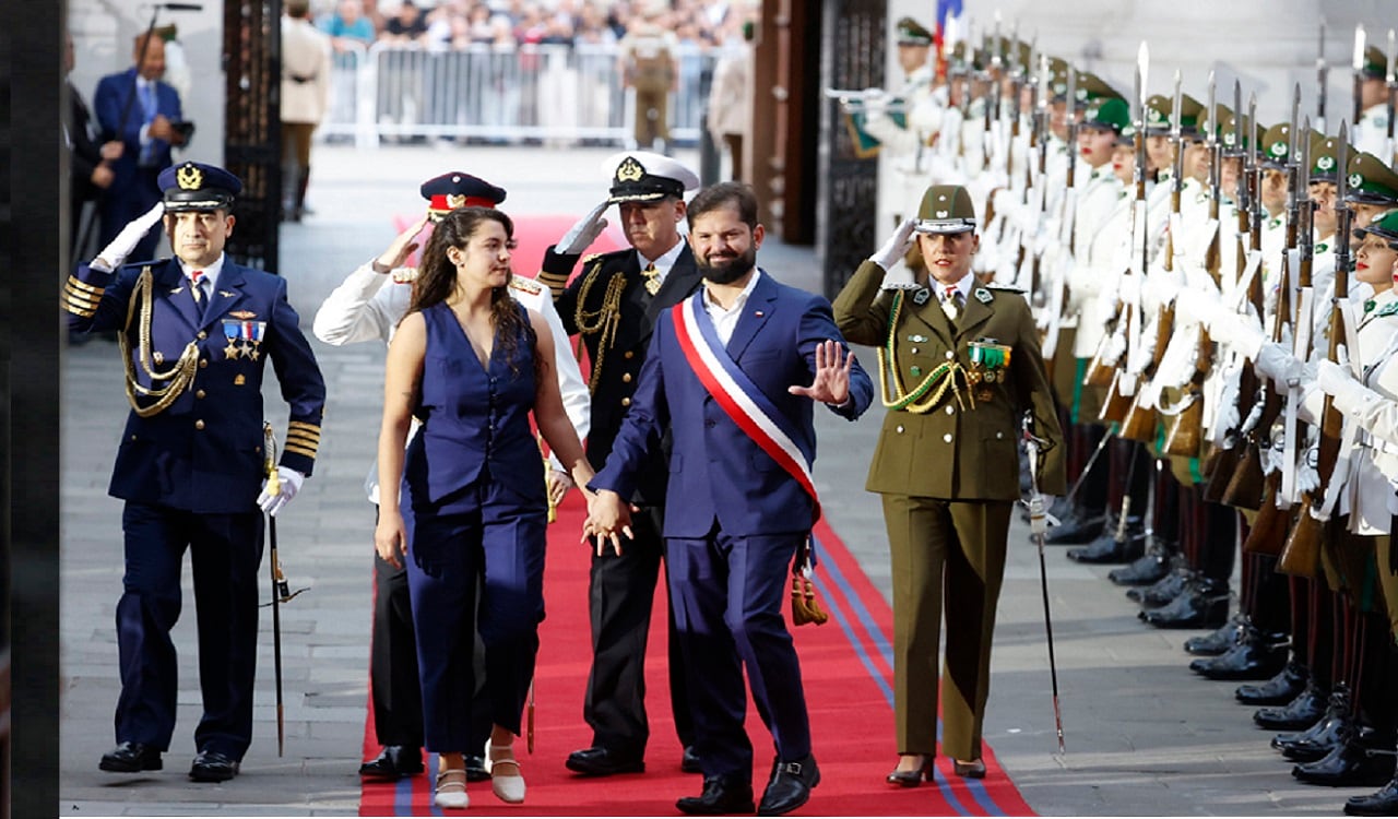 Gabriel Boric junto a su pareja Paula Carrasco. Traspasa la banda presidencial a José Antonio Kast, abogado ultracatólico de 60 años que llegará al poder siendo el primer presidente en respaldar abiertamente la dictadura de Augusto Pinochet. (Fotos: EFE/ Elvis Gonzalez)