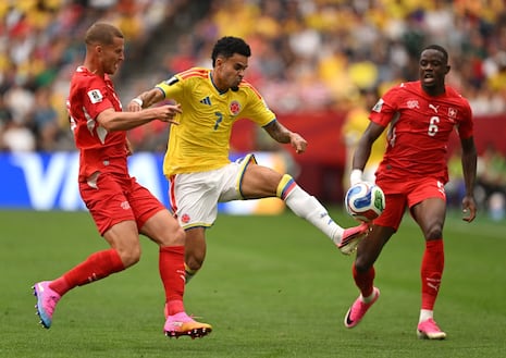 Colombia y Suiza igualan sin goles al descanso en un duelo disputado