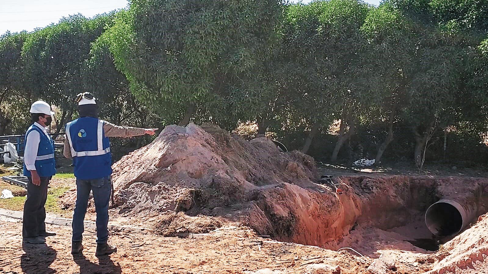Trabajadores de Sedapar en limpieza de tubería. Foto: Cortesía.