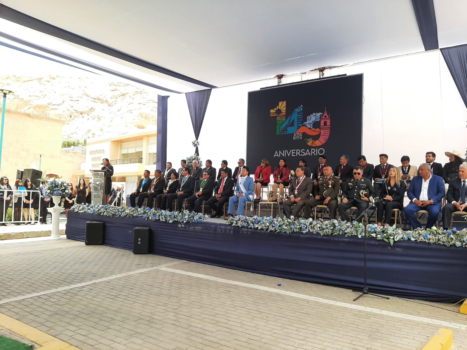 Funcionarios y regidores en ceremonia por aniversario de Yura. (Foto: GEC)