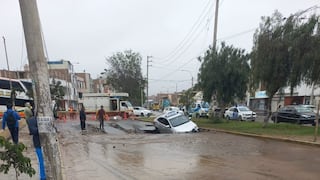 Trujillo: Taxi queda atrapado tras hundirse en un forado en la avenida Federico Villarreal