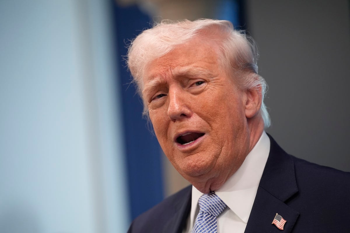 El presidente estadounidense amplió el tiempo límite para un eventual acuerdo con Irán y vinculó la suspensión de ataques a condiciones específicas sobre la ruta marítima estratégica. (EFE/EPA/YURI GRIPAS / POOL)