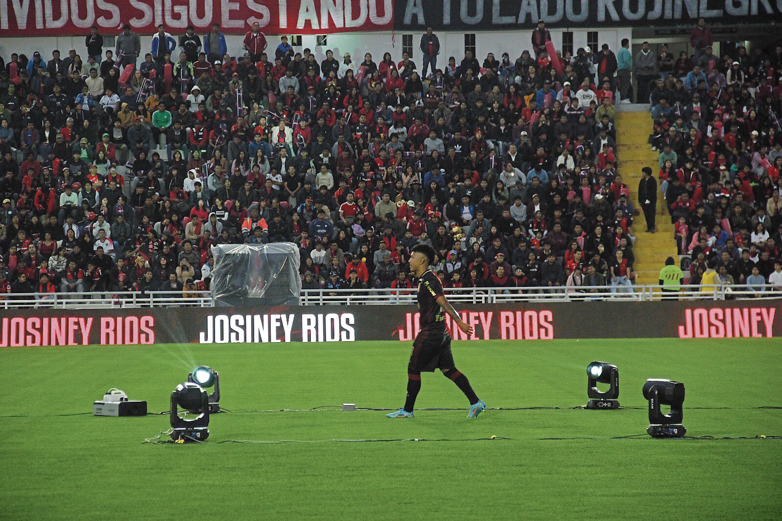 Josiney Ríos cuando fue presentado en la Noche Rojinegro. Foto: Difusión.