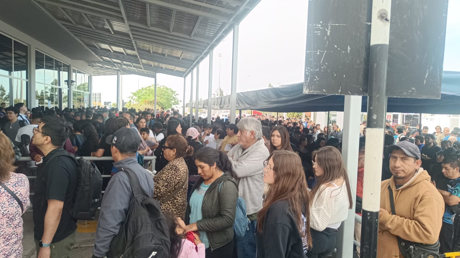 Los turistas tuvieron que esperar más de tres horas para cruzar la frontera. (Foto: Difusión)