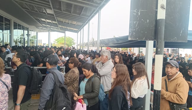 Los turistas tuvieron que esperar más de tres horas para cruzar la frontera. (Foto: Difusión)