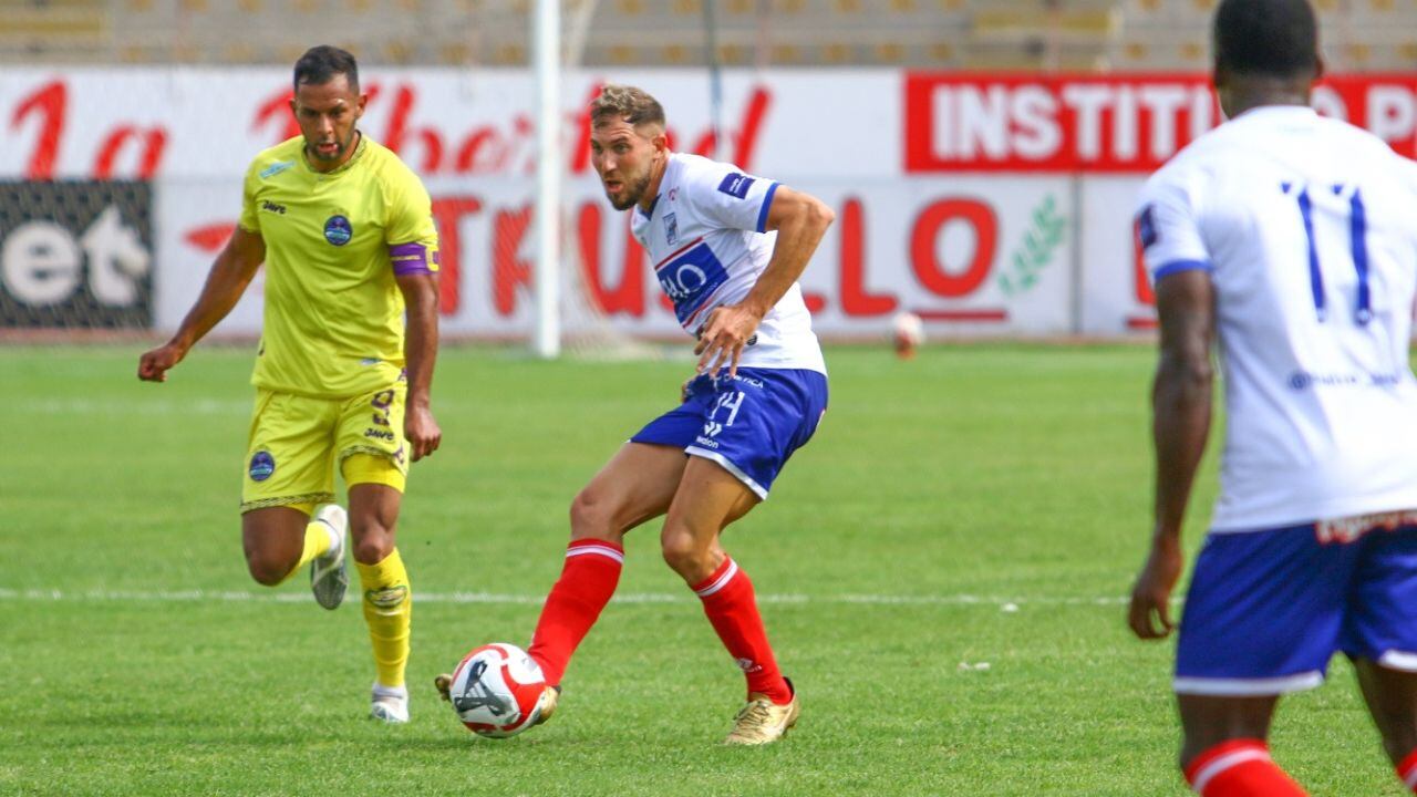 Sen, quien anotó dos goles, pelea un balón con Cortave. (Foto: CAM)