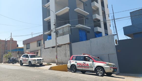 Policía en los exteriores de las viviendas de los proveedores investigados. (Foto: Difusión)
