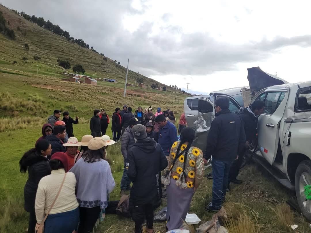 El accidente ocurrió pasadas las 13 horas de este jueves, en circunstancias que la camioneta de placa VCD-822 colisionó frontalmente con la unidad de matrícula AUG-810.