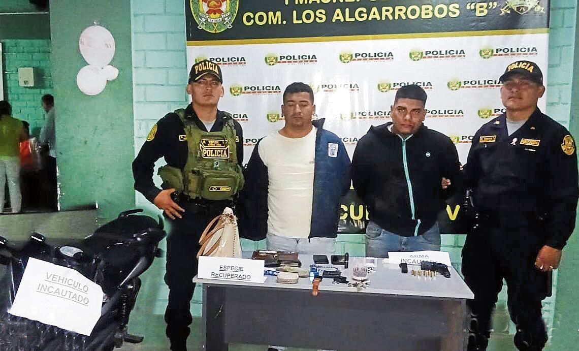 Policías los redujeron en la urbanización Santa María del Pinar, cuando le robaron a una mujer. Les hallaron un arma de fuego, billeteras, joyas y otras pertenencias