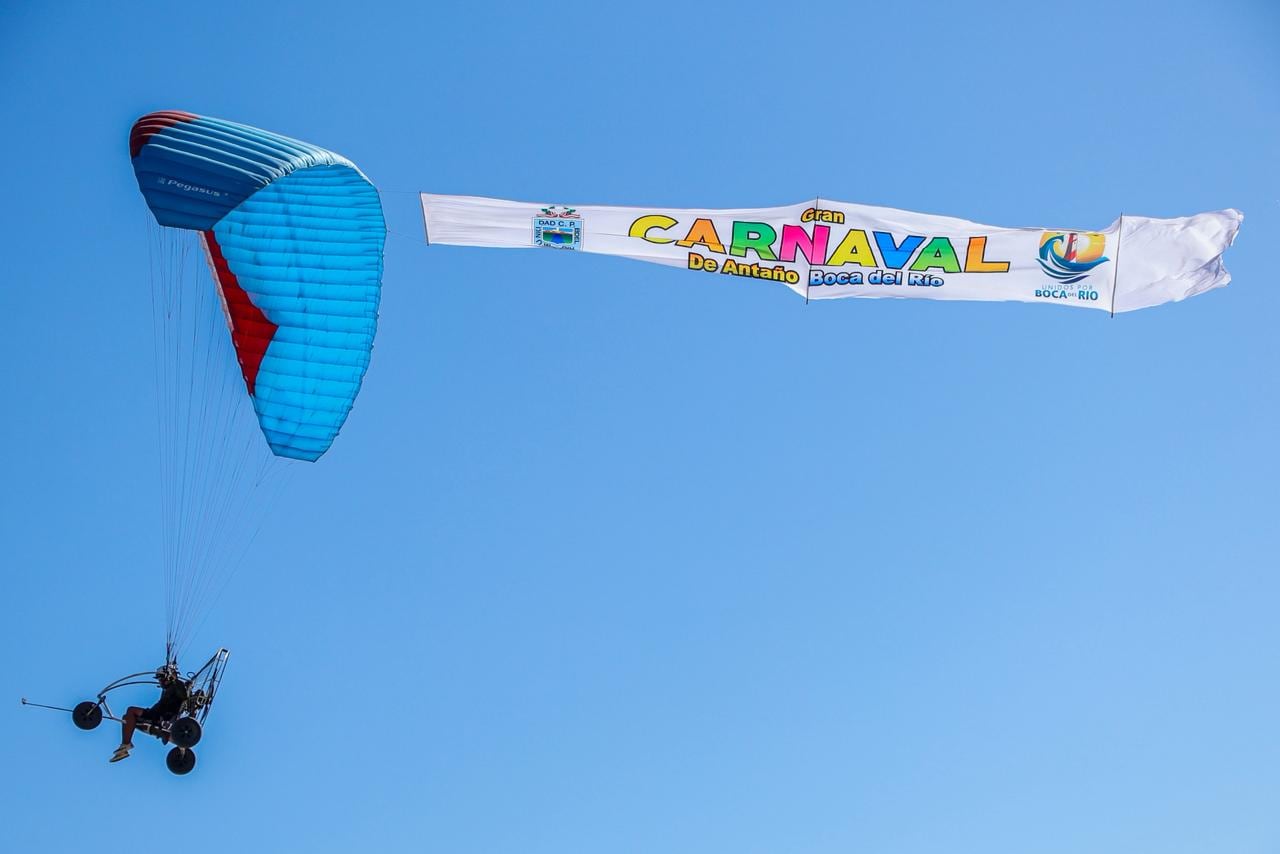 Carnaval se celebró por todo lo alto con carteles en parapente. (Foto: Difusión)