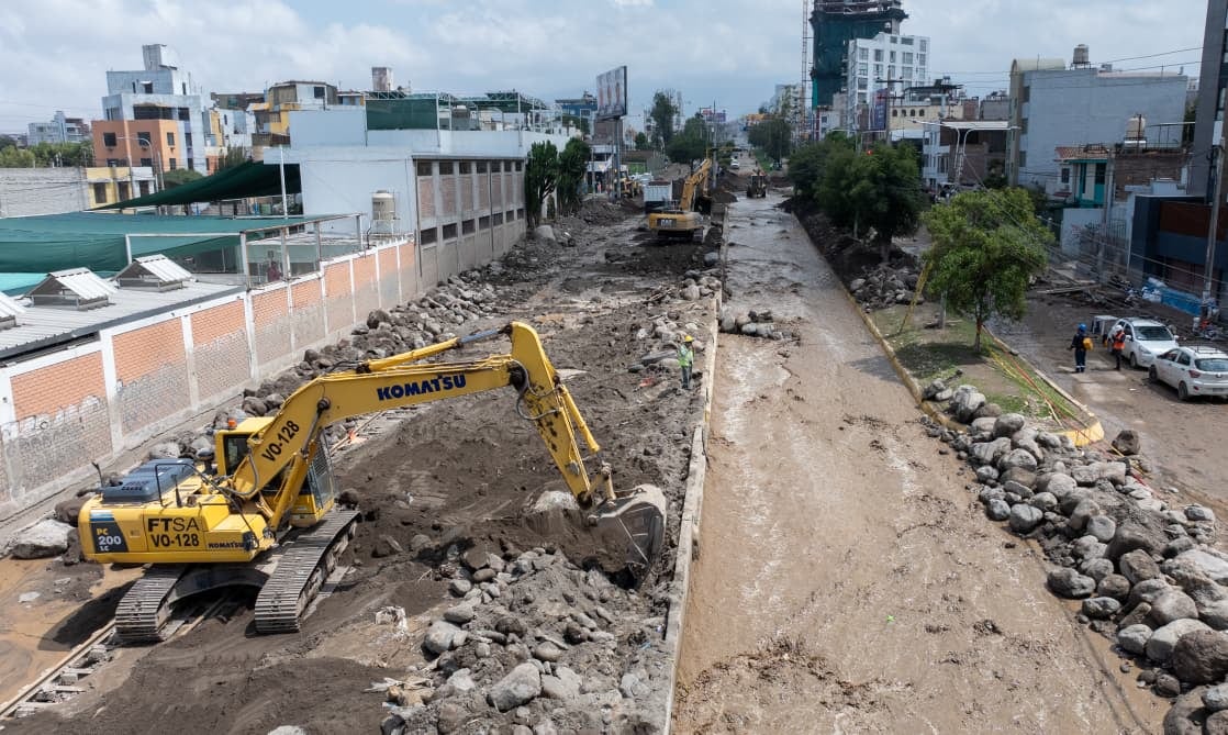 Ingreso de caudal en la torrentera Chullo por rotura de tubería matriz (Foto: MPA)