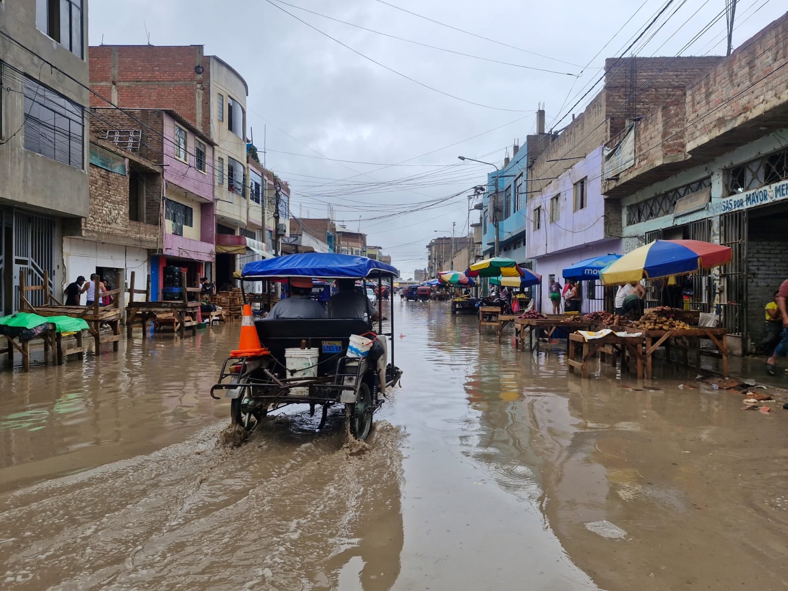Inundaciones por lluvias en los alrededores de Moshoqueque en el verano de 2026.