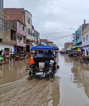 Inundaciones por lluvias en los alrededores de Moshoqueque en el verano de 2026.