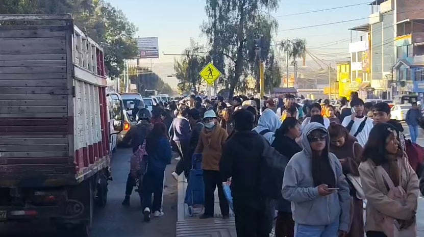 Pasajeros se aglomeran en los paraderos para abordar unidades informales
