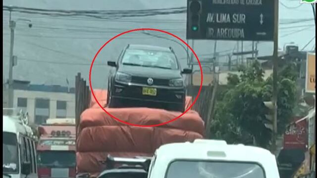 Camión traslada vehículo sobre colchones en la Carretera Central (VIDEO) 