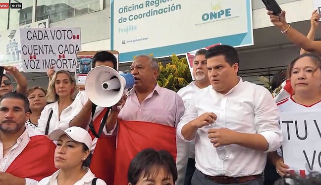 Militantes y simpatizantes de Renovación Popular recorrieron las calles de la ciudad de Trujillo.