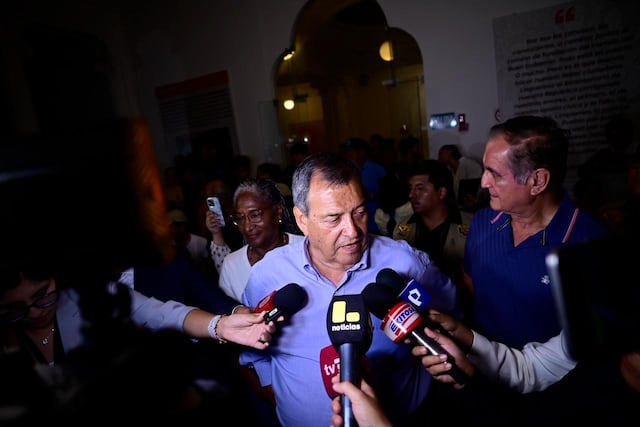 El candidato por partido "Buen Gobierno", Jorge nieto, recibió el flash electoral en su local en el centro de Lima. (Fotos: Paloma del Solar /@photo.gec)