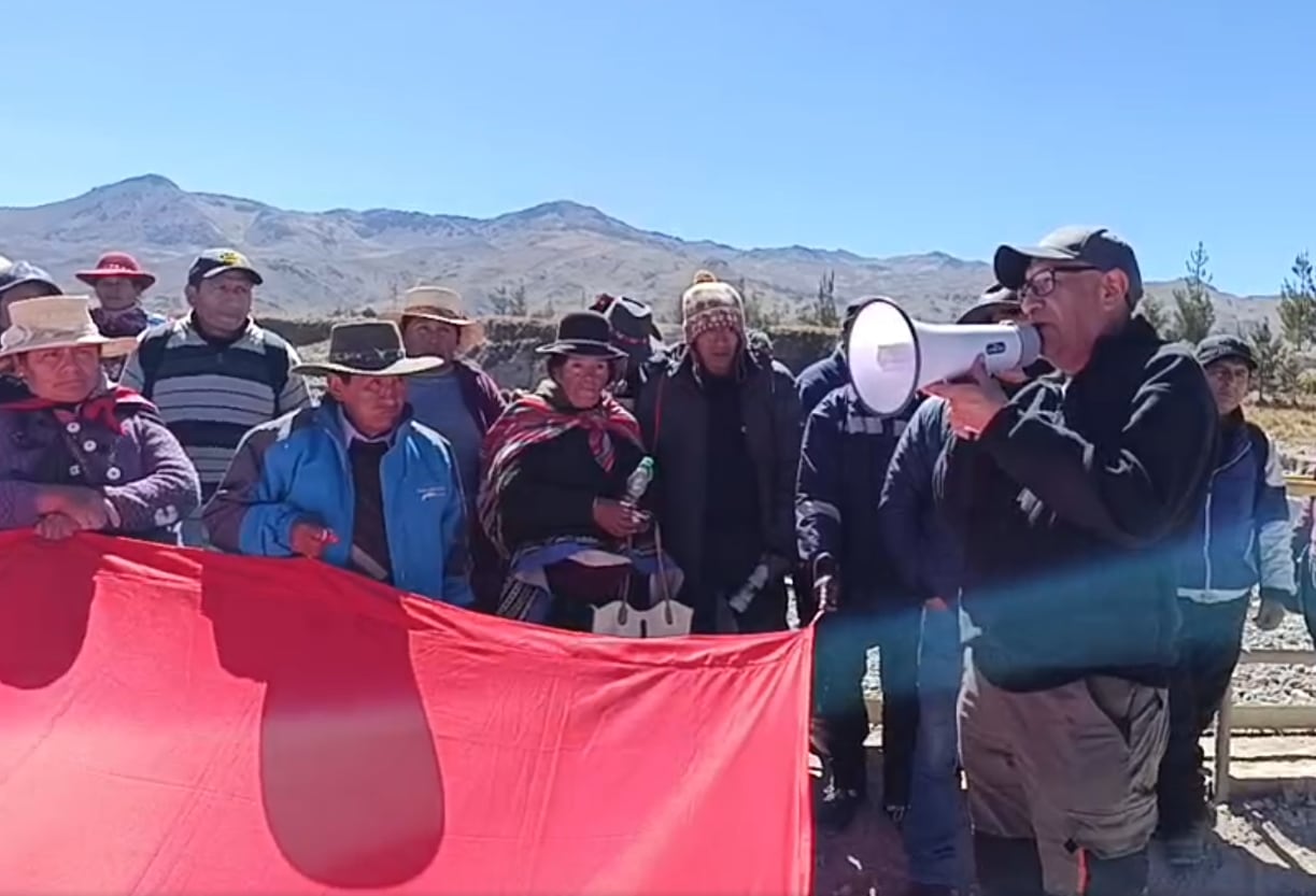 Representante de la minera Buenaventura no pudo atender el pedido de los pobladores de Chilcaymarca (Foto: Captura de trnasmisión Orcopampa Al Día)