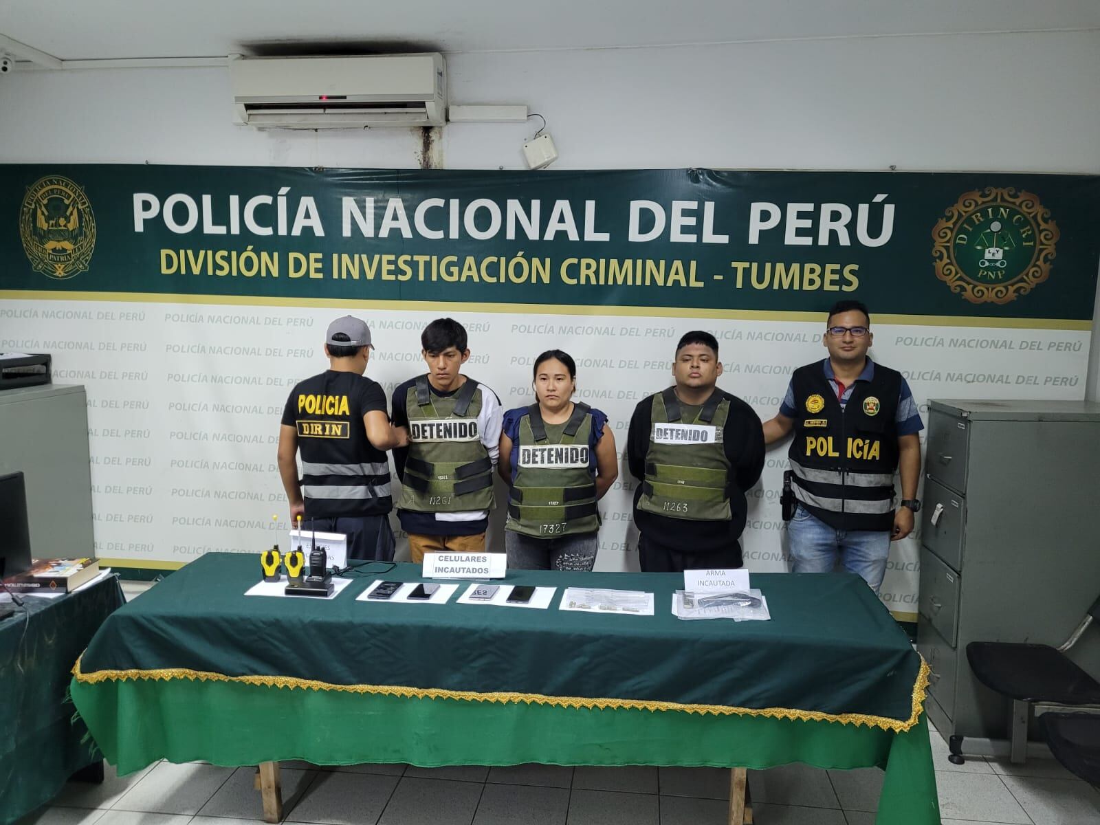 Según la Policía Nacional del Perú, se trata de tres sujetos que se encargarían de administrar armas, municiones y hasta radios a una banda dedicada a asaltar a los extranjeros