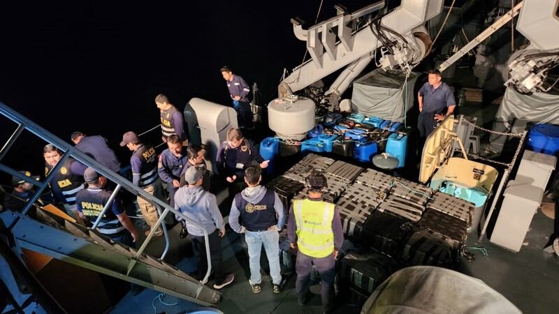 La PNP y la Marina de Guerra del Perú intervinieron dos embarcaciones con droga que está valorizada en más de 91 millones de dólares e iba a ser llevada en lanchas a Estados Unidos