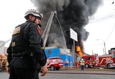 Cercado de Lima: Voraz incendio en almacen de plásticos fue controlado por los bomberos