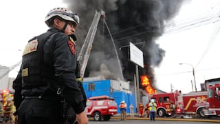Cercado de Lima: Voraz incendio en almacen de plásticos fue controlado por los bomberos