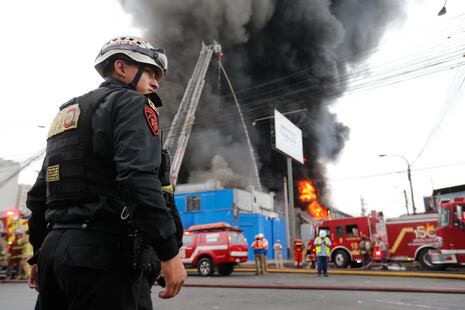Cercado de Lima: Voraz incendio en almacen de plásticos fue controlado por los bomberos