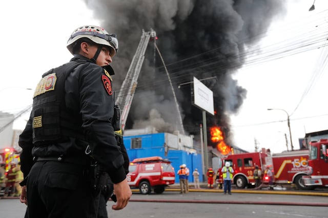 Cercado de Lima: Voraz incendio en almacen de plásticos fue controlado por los bomberos