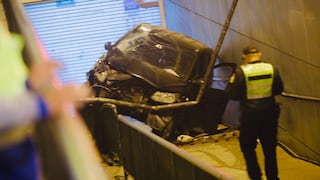 Cercado de Lima: Auto se despistó y cayó al acceso peatonal de Estación Central del Metropolitano