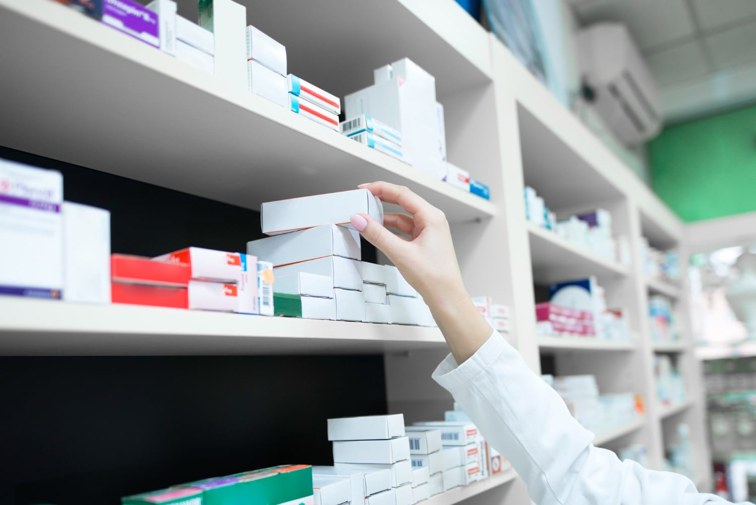 Especialistas advierten que el almacenamiento inadecuado puede alterar la eficacia de los medicamentos. Conoce cinco señales para identificar productos en mal estado.