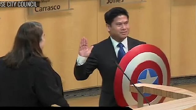 ​YouTube: Concejal de EE.UU. deja de lado la biblia y juramenta con escudo del Capitán América