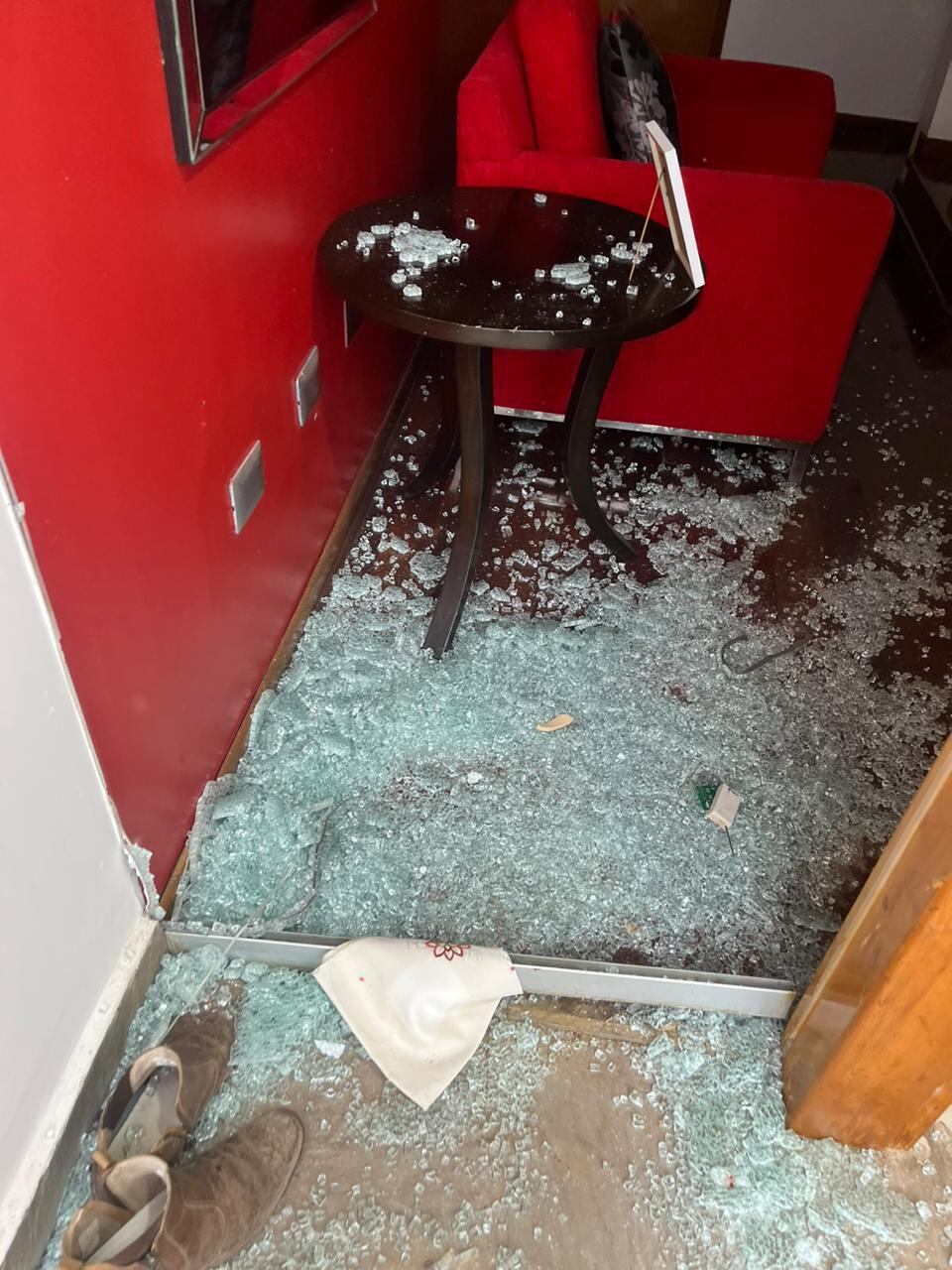 Sujeto hace destrozos en vivienda y amenaza a propietario en Ica.