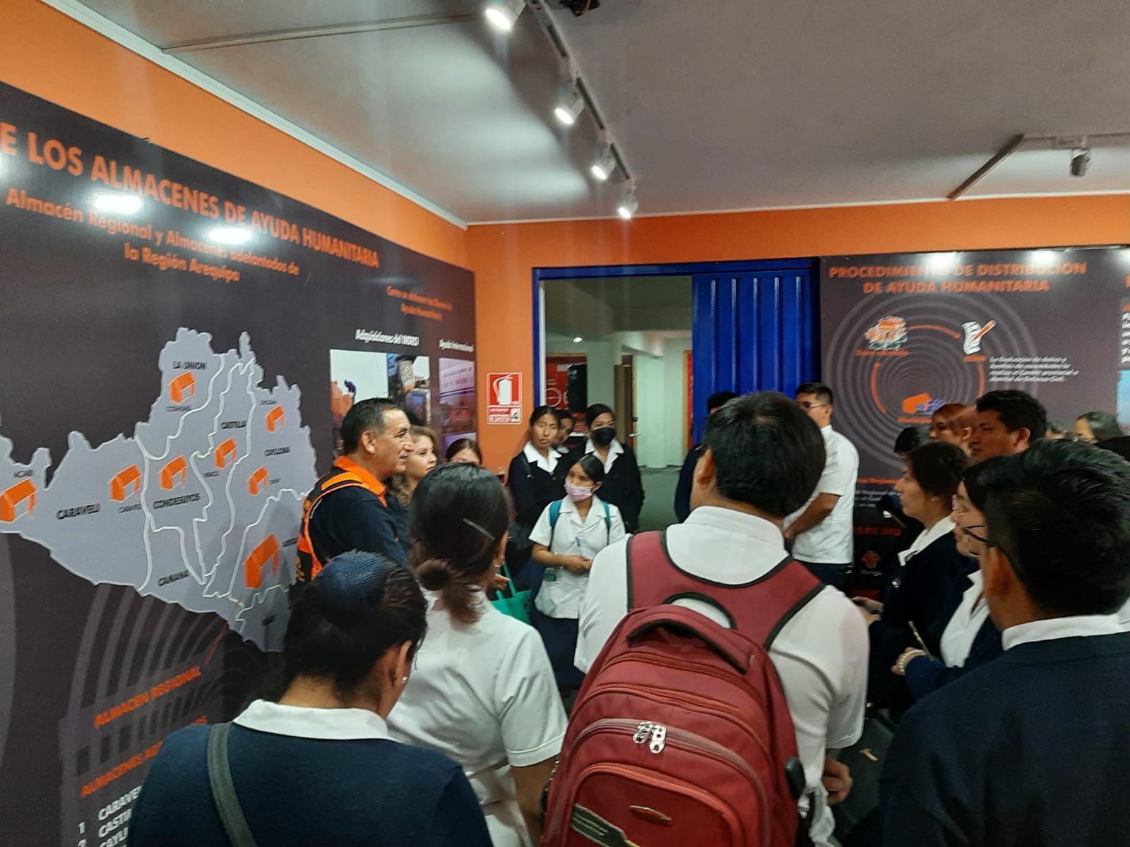 Recorrido de estudiantes de colegios en oficinas de INDECI. (Foto: GEC)