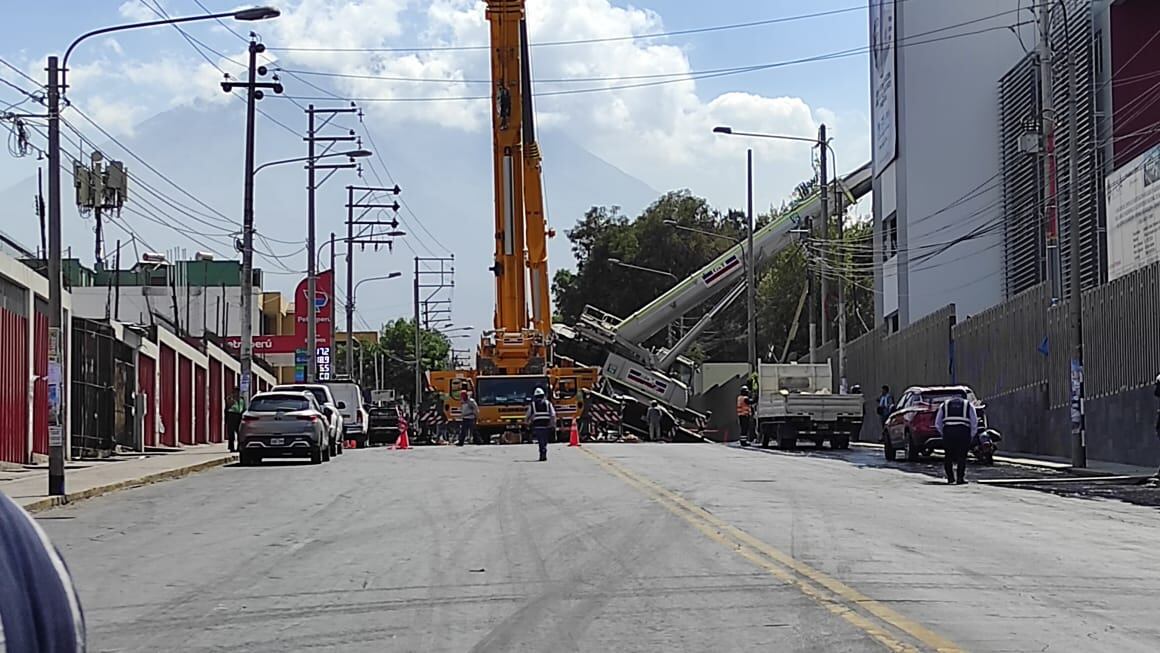 Cierre de la avenida Independencia por rotura de tubería y accidente de grúa. (Foto: GEC)