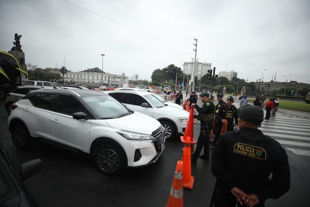 Cierre de vías hacia el Centro de Lima provoca caos vehicular en zonas aledañas