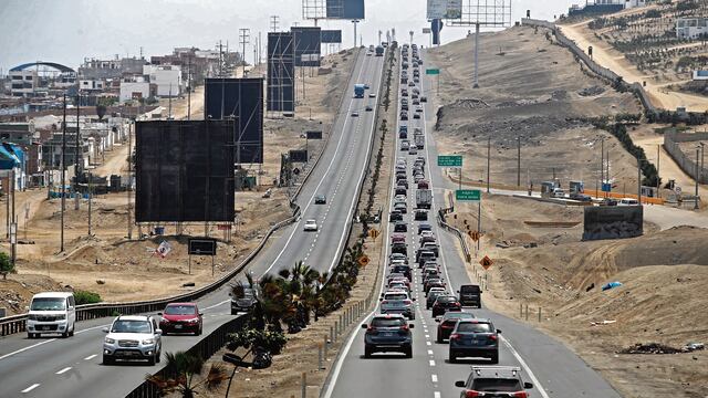 Miles de vehículos regresaron a Lima tras el feriado largo