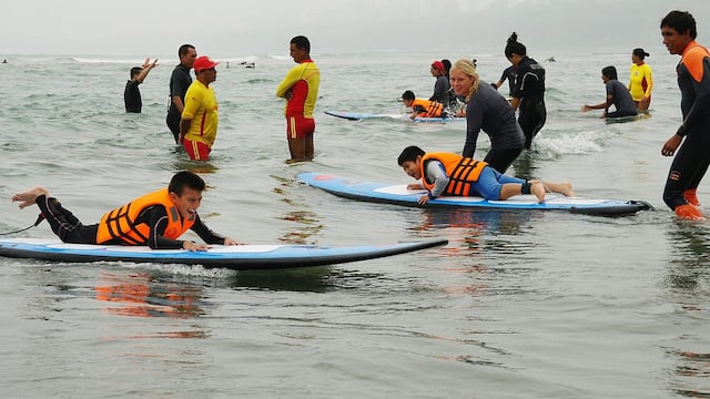 Niños con discapacidad física practicaron ‘Surf Adaptado’ gracias a Teletón