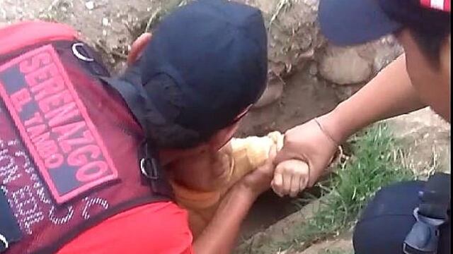 Serenos de El Tambo rescatan a niña que cayó a un pozo (VIDEO)